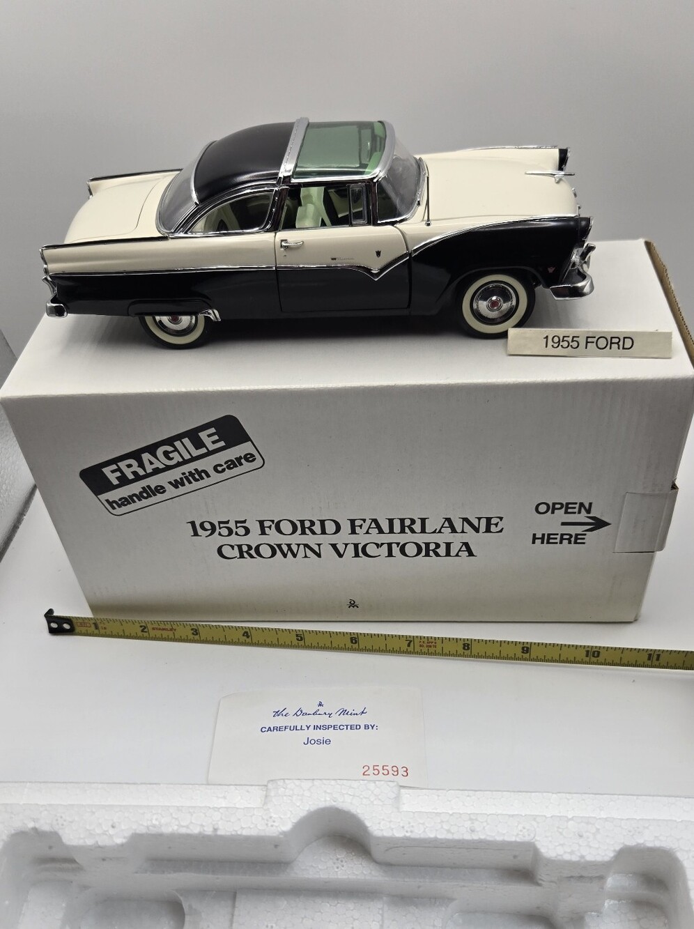 Danbury Mint 1955 Ford Fairlane Crown Victoria 1:24 scale die-cast
